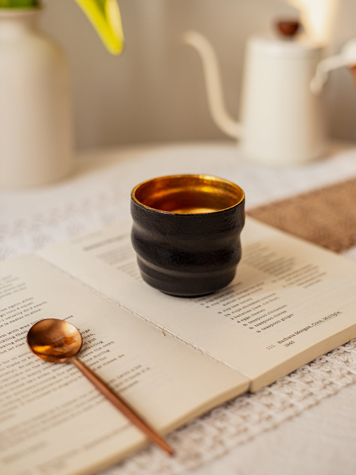Taza de té de oro de 24 quilates y negro