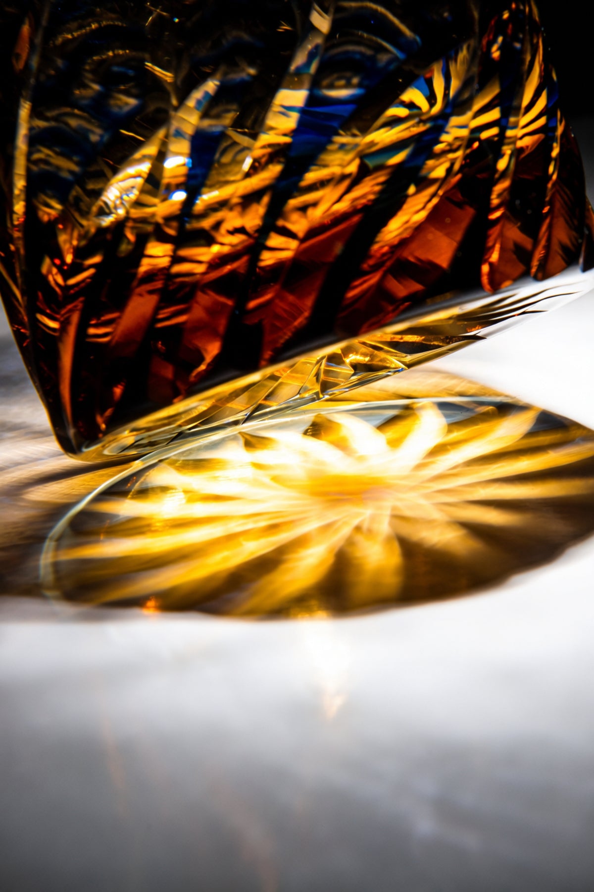 Edo Kiriko handgefertigtes Whiskyglas mit tiefblauer Wellenoptik